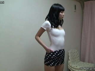 สาววัยรุ่นญี่ปุ่น Jurina ถอดชุดชั้นในของเธอและใส่บิกินี่
